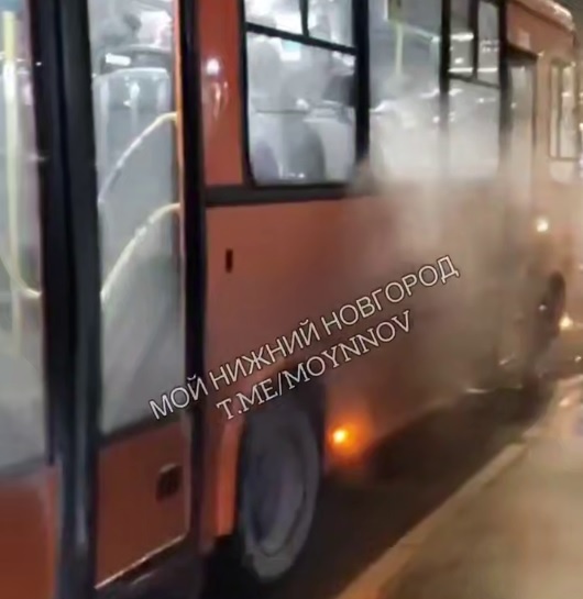 Маршрутка с пассажирами задымилась во время движения в Нижнем Новгороде - фото 1