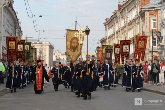 Фоторепортаж: как прошел пасхальный крестный ход в Нижнем Новгороде - фото 19