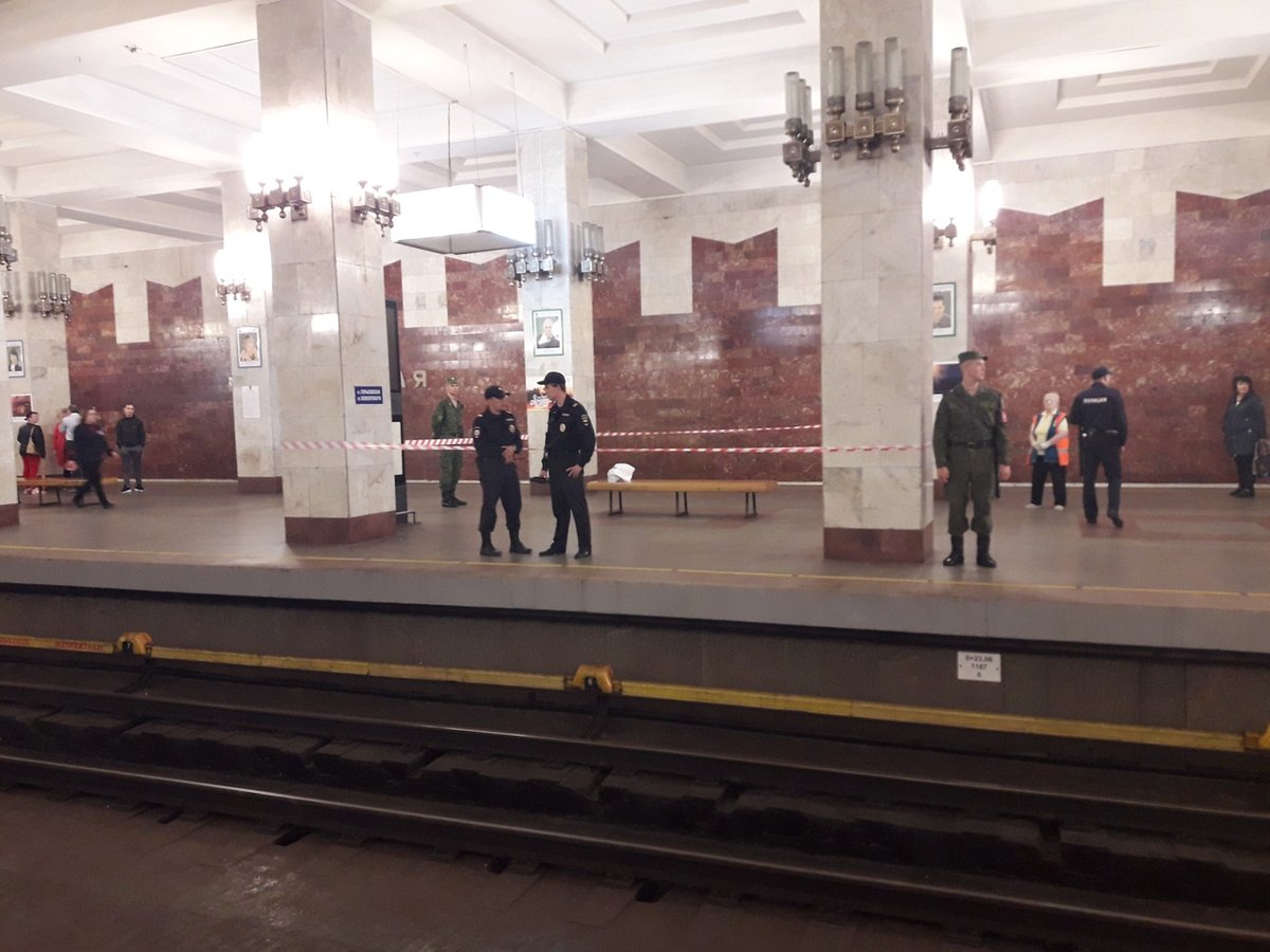 Белый бесхозный пакет осложнил работу станции метро «Московская»
