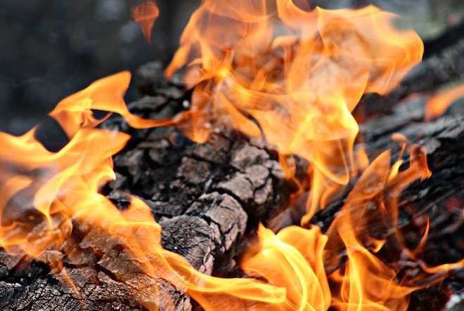 На пепелище сгоревшего дома в Краснобаковском районе нашли тело мужчины
