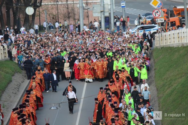 Фоторепортаж: как прошел пасхальный крестный ход в Нижнем Новгороде - фото 38