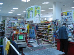 Россияне смогут снимать наличные на кассах магазинов