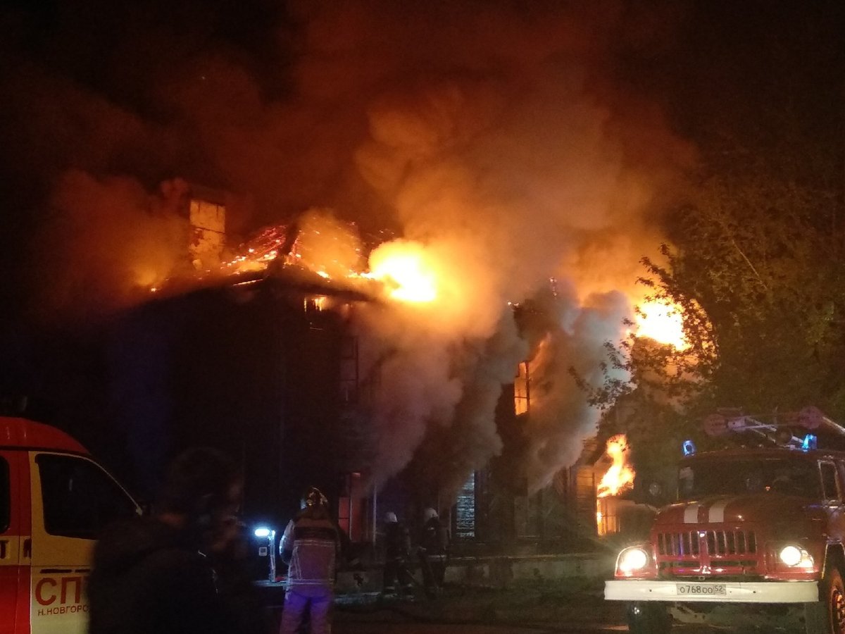Крупный пожар случился в жилом доме в Московском районе - фото 1