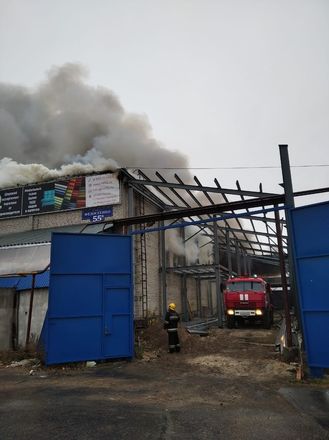 Пожарный поезд задействуют для тушения склада на Федосеенко - фото 4