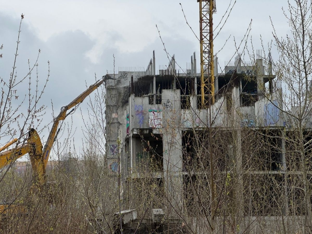 Десятилетний долгострой на улице Гончарова сносят в Нижнем Новгороде - фото 1