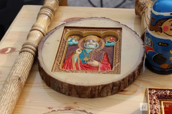 Танк-мангал и деревянные иконы: фоторепортаж с новой выставки от заключенных в Нижнем Новгороде - фото 110