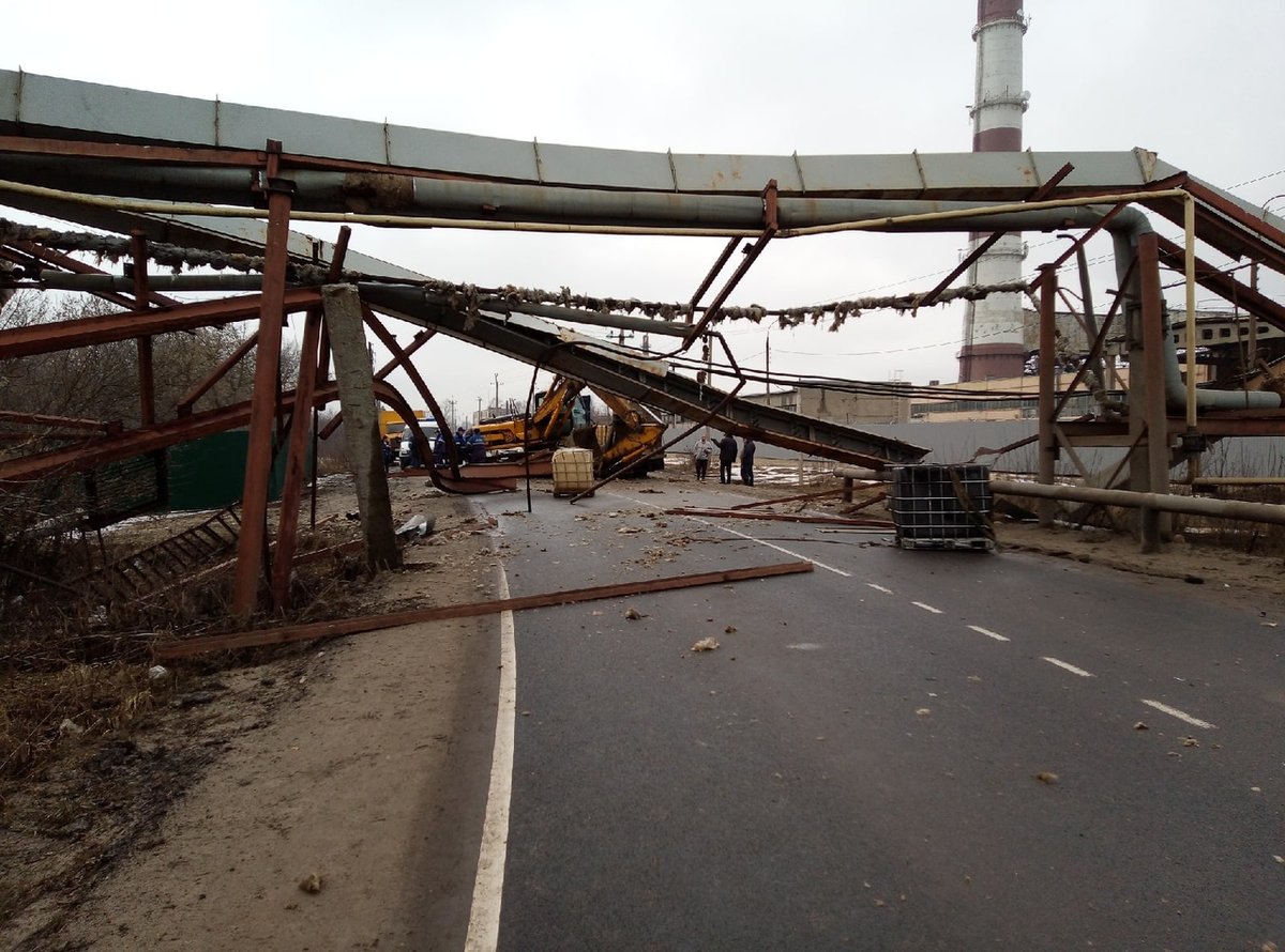В Дзержинске из-за ДТП повреждена эстакада и перекрыто Речное шоссе - фото 1