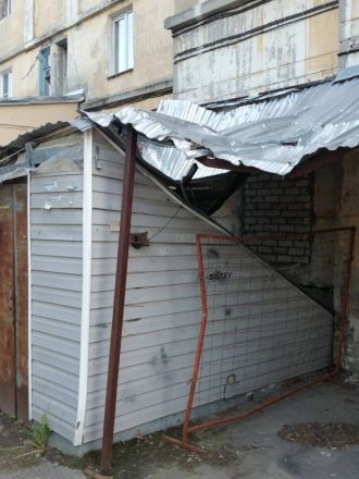 Дзержинцы пожаловались на падающие с жилого дома кирпичи - фото 4
