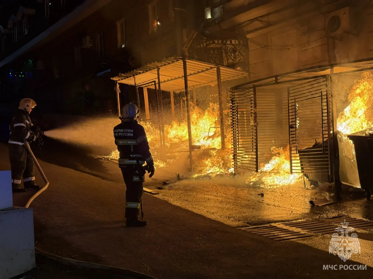 Пожар случился на Рождественской в Нижнем Новгороде: фото с места событий - фото 1