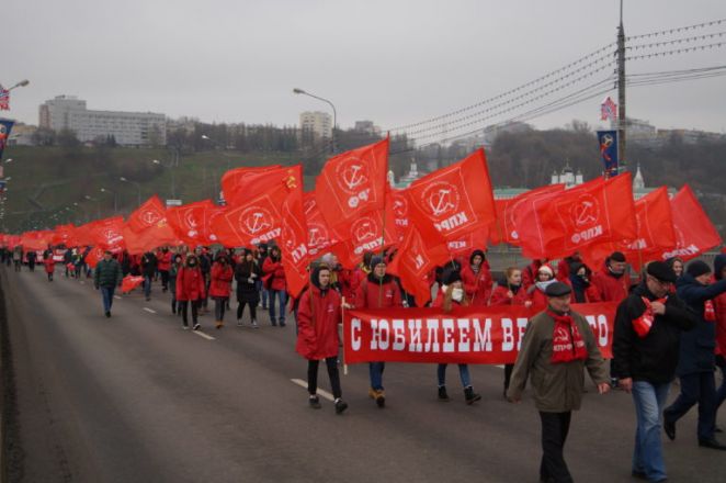 Нижегородские коммунисты отметили Октябрьскую революцию шествием по Канавинскому мосту (ФОТО) - фото 6