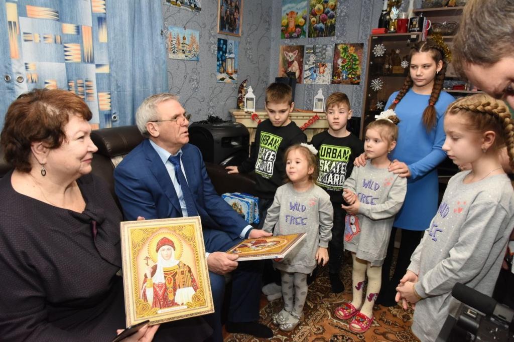 Евгений Люлин встретился с семьей, воспитывающей приемных детей из Донецка - фото 4