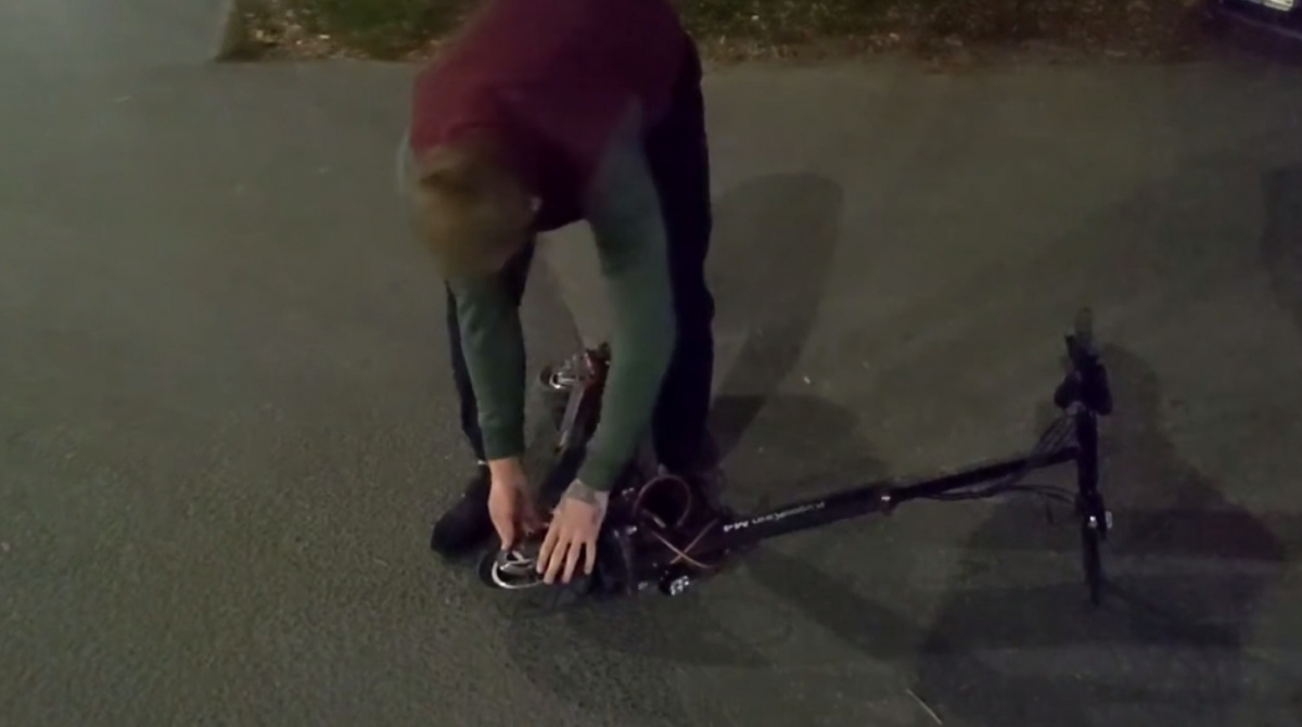 Электросамокатчик разбил стекло припаркованной машины в Дзержинске - фото 2