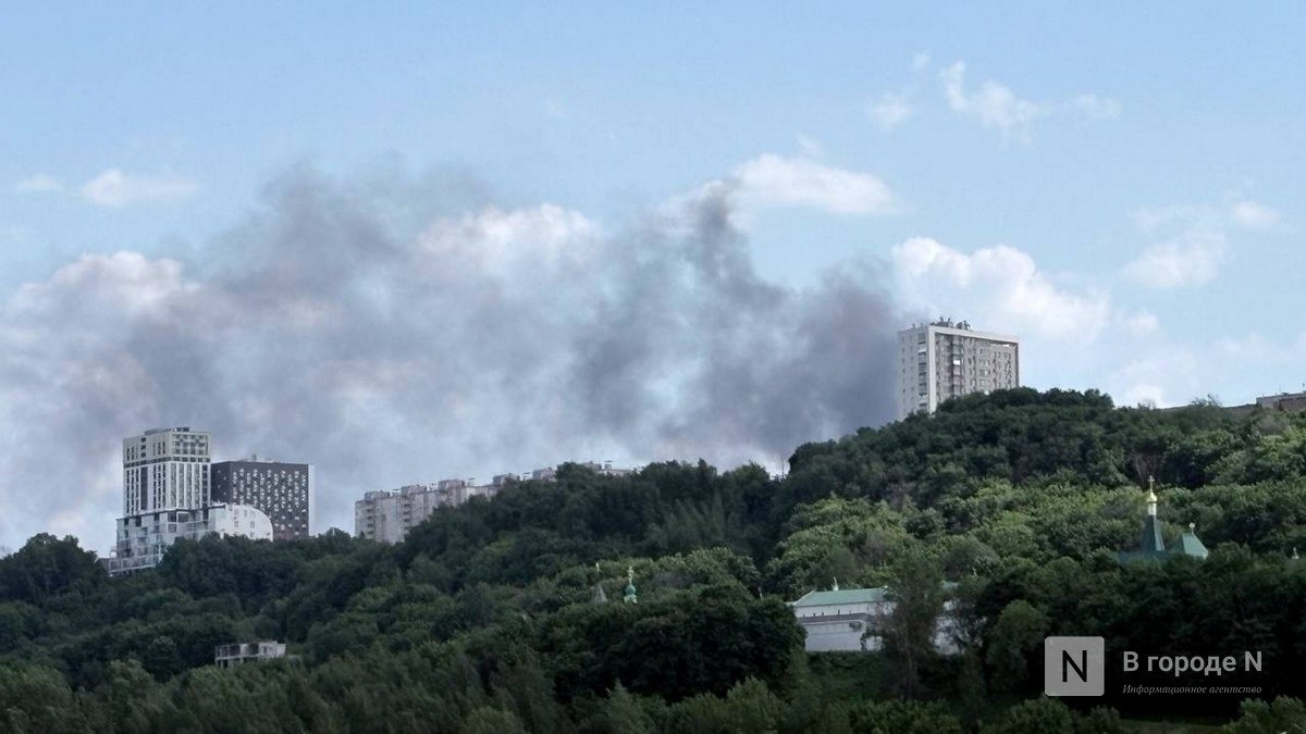 Столб черного дыма напугал нижегородцев: рассказываем, что горит - фото 1
