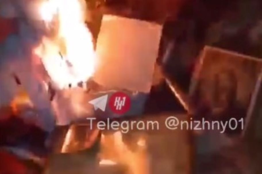 Сожженные церкви и иконы. Можно сжигать иконы. Сожгли церковь на волыни. Можно сжигать иконы. Плакат массовое сожжение икон.