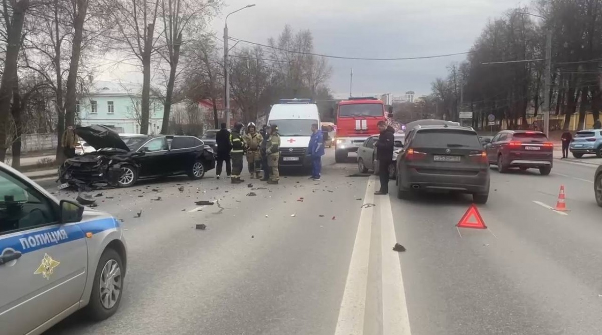 Три человека пострадали в ДТП, из-за которого стоял весь проспект Гагарина - фото 1