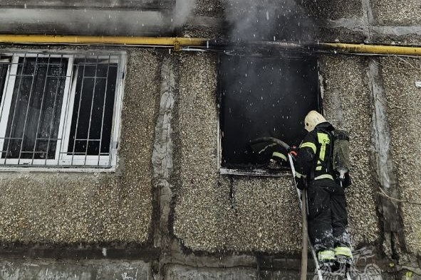 Женщина пострадала в пожаре в доме на улице Сусловой - фото 1