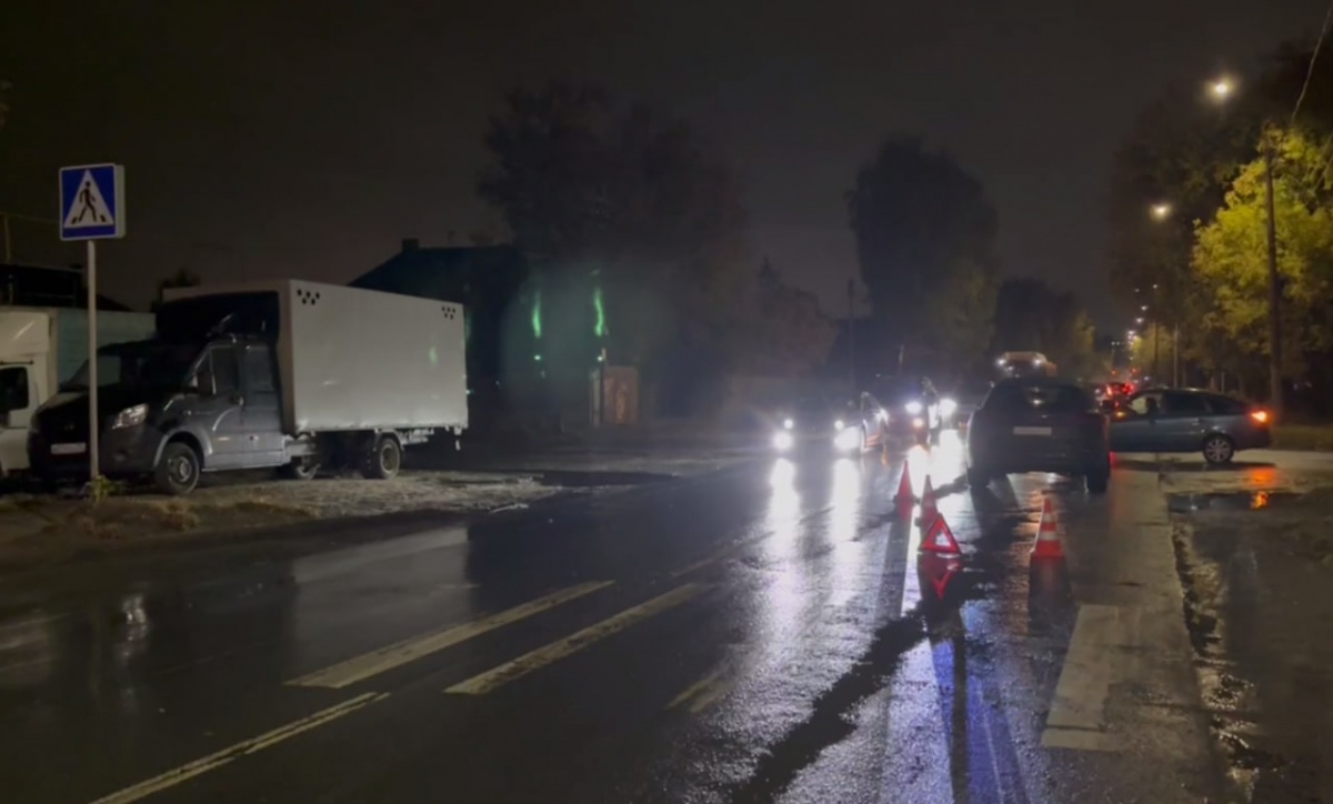 Иномарка сбила двух пешеходов на переходе в Нижнем Новгороде - фото 1