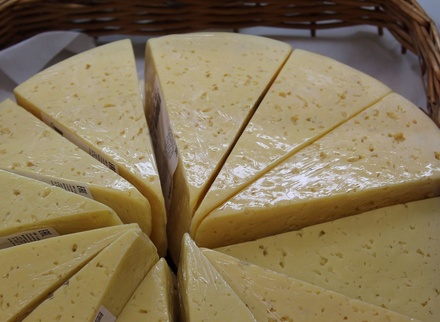Более 100 кг санкционных сыров изъяли из магазина в центре Нижнего Новгорода