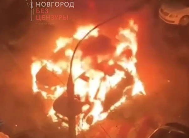 Две машины загорелись в Автозаводском районе - фото 1