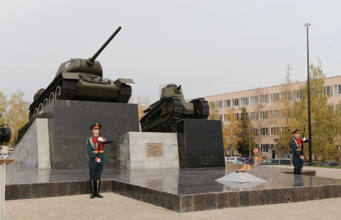 Стелу с именами героев-сормовичей установили на площади Славы - фото 2