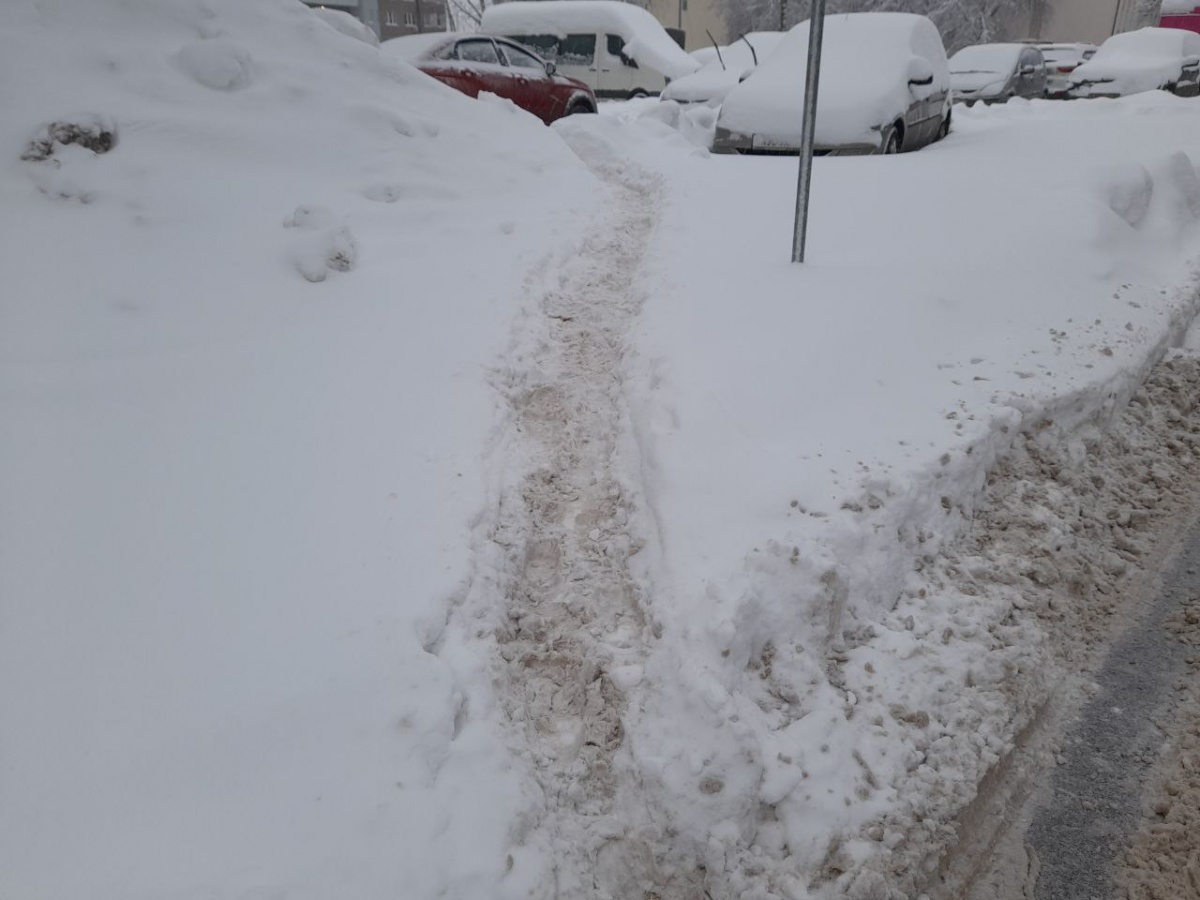 «Сугробы по шею». Показываем, что творится сейчас во дворах Нижнего Новгорода - фото 8