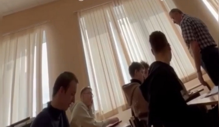 Соцсети: педагог нижегородского колледжа заставляет небритых студентов отжиматься - фото 1
