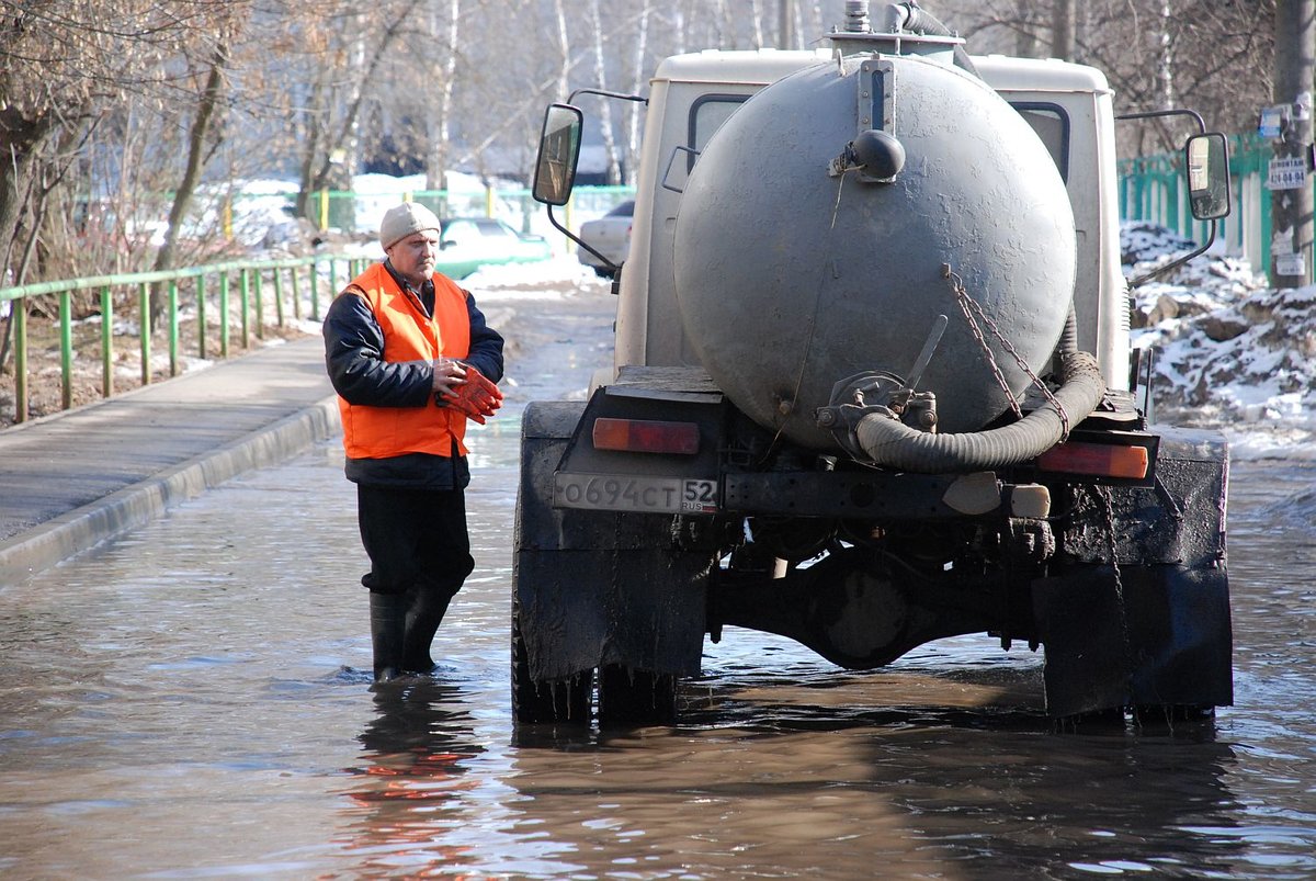 С улиц Нижнего Новгорода за сутки откачали 1,8 тысячи кубометров воды - фото 1