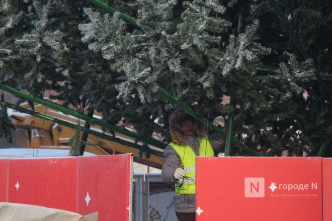 Главную елку Нижнего Новгорода демонтируют на площади Минина и Пожарского - фото 2