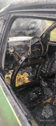 Появились фото сгоревшего около школы в Ленинском районе автомобиля - фото 1