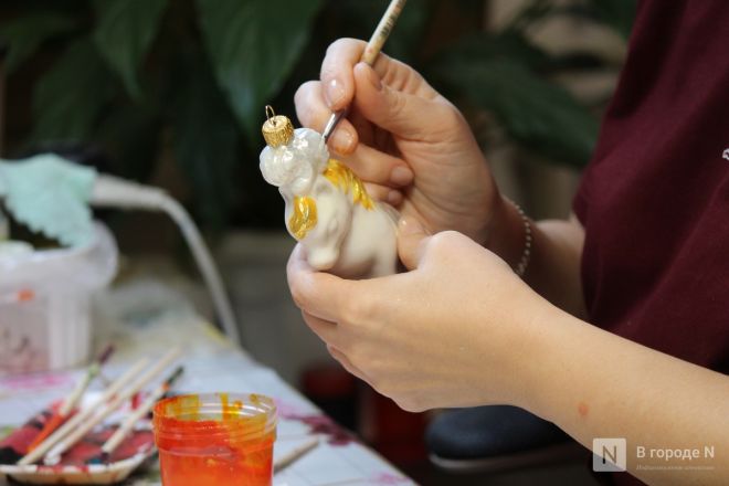 Волшебство из стекла: фоторепортаж с фабрики елочных игрушек в Нижнем Новгороде - фото 128