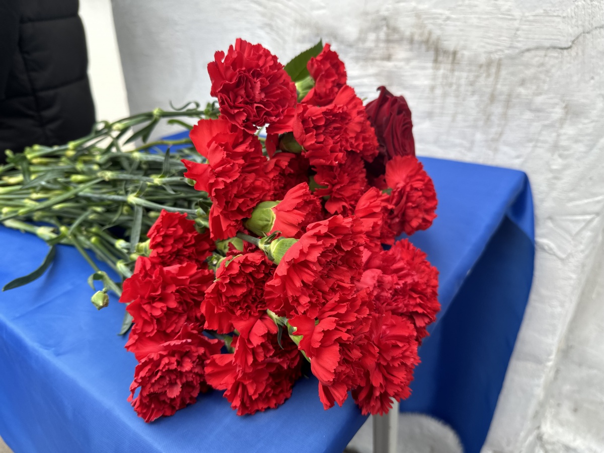 Мемориальную доску установили на школе № 120 в честь погибшего в СВО нижегородца - фото 1