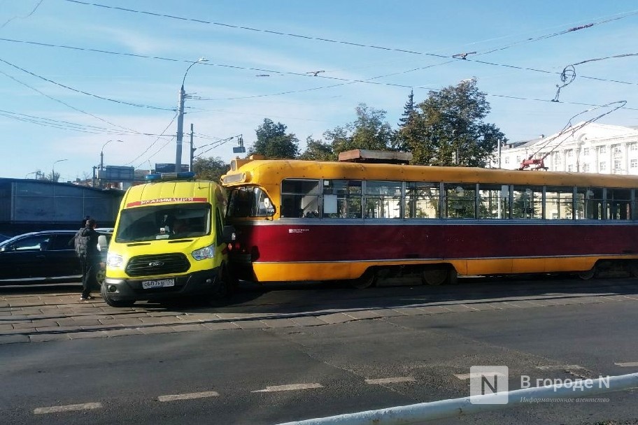 Трамвай и скорая попали в массовое ДТП на площади Лядова - фото 1