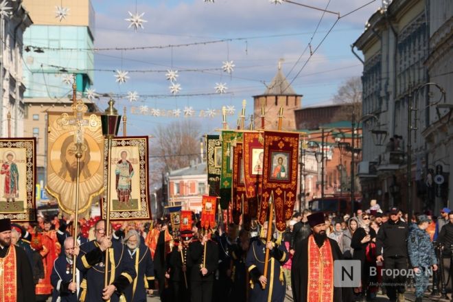 Шли Крестным ходом и ели гигантский кулич: как прошла Пасха в Нижнем Новгороде — фоторепортаж - фото 25
