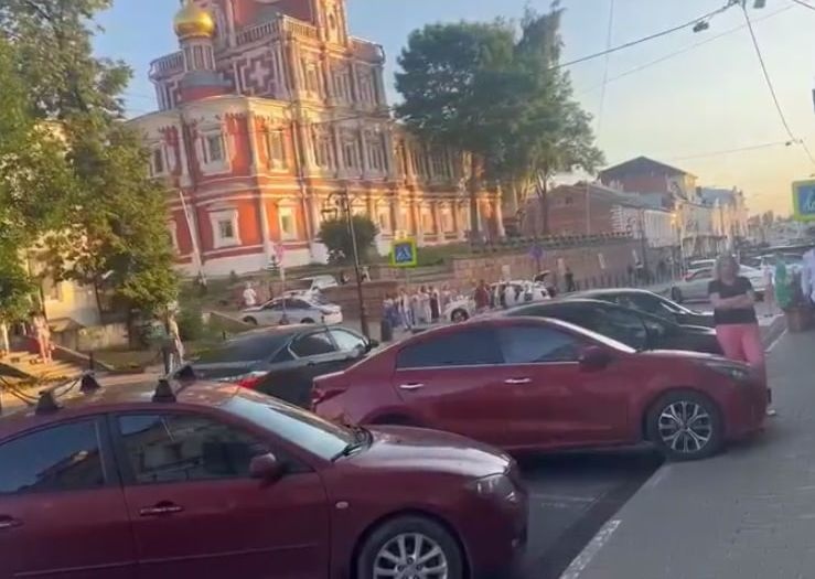Женщина перепутала педали и сбила четырех человек на улице Рождественской - фото 1