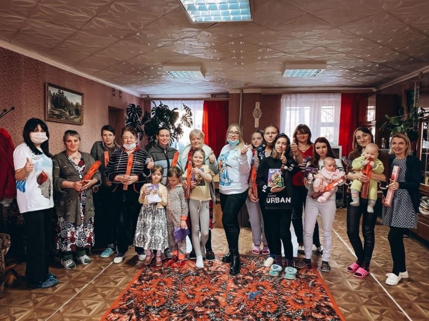 Нижегородские волонтеры поздравили беженок из Донбасса с 8 Марта - фото 1