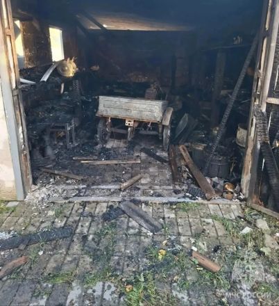 Мощный пожар охватил два дома, баню и гараж в Нижегородской области: фото - фото 4