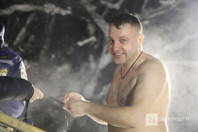 Мороз по коже: фоторепортаж с крещенских купаний в Нижнем Новгороде - фото 17
