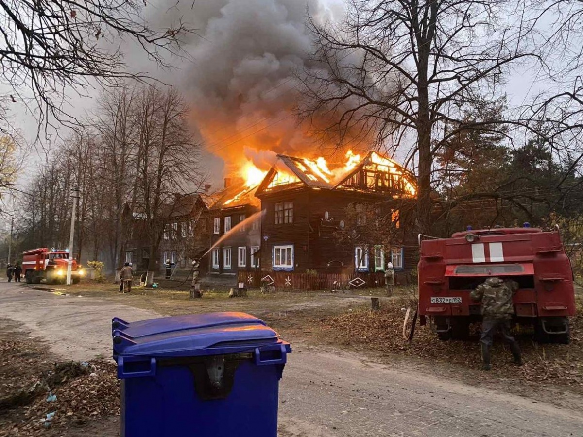 Семерых человек эвакуировали из горящего дома в Чкаловском районе - фото 1