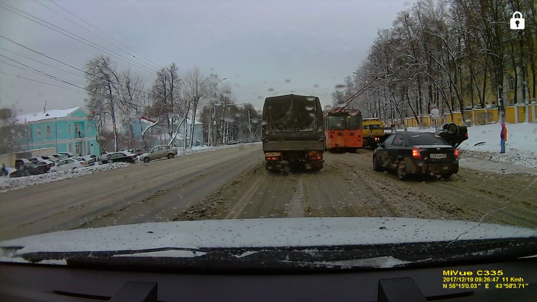 На проспекте Гагарина перевернулся автомобиль (ФОТО) - фото 4