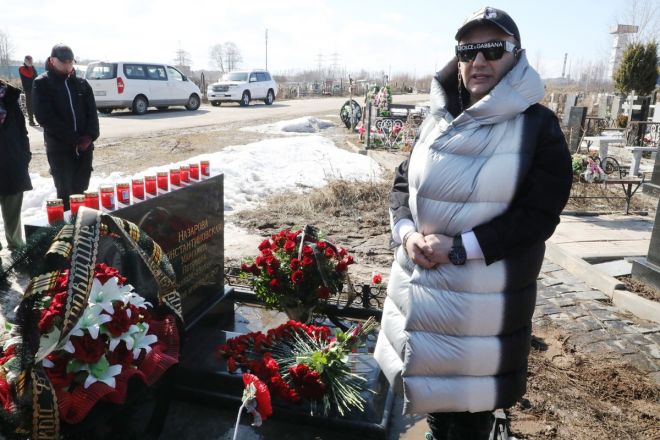 Артисты шоу Эрадзе прибрались на могиле актрисы Маргариты Назаровой в Нижнем Новгороде - фото 3