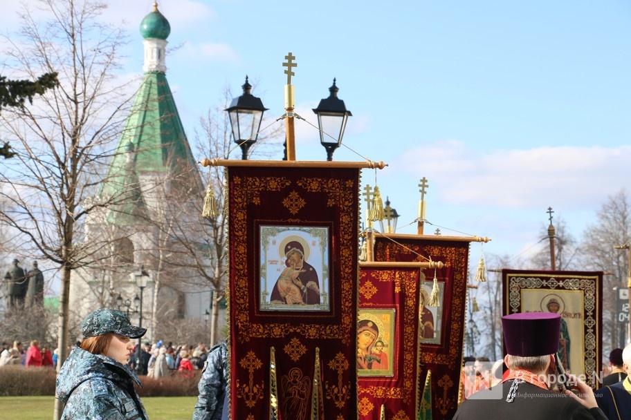 Шли Крестным ходом и ели гигантский кулич: как прошла Пасха в Нижнем Новгороде — фоторепортаж - фото 1