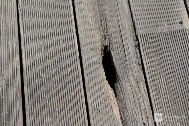 Трещит по швам: как выглядит центр Нижнего Новгорода после аномальной зимы — фоторепортаж - фото 33