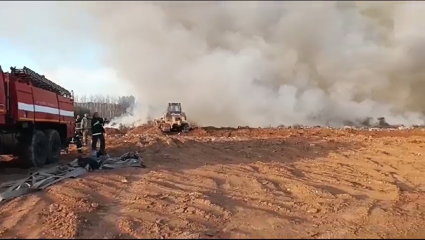 37 единиц техники тушат мусорный полигон в Городецком округе