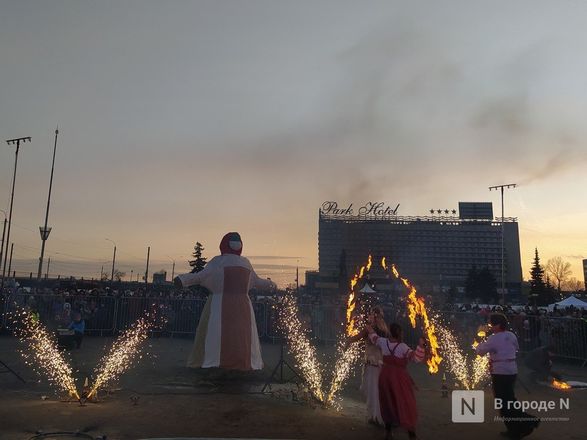 Фаер-шоу и казачьим хором проводили зиму на Нижегородской ярмарке - фото 13