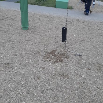 Вандалы сломали качели на Стрелке в Нижнем Новгороде - фото 4