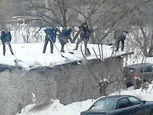 Руководству школы в Дзержинске объявили выговор за учеников, счищавших снег с гаража