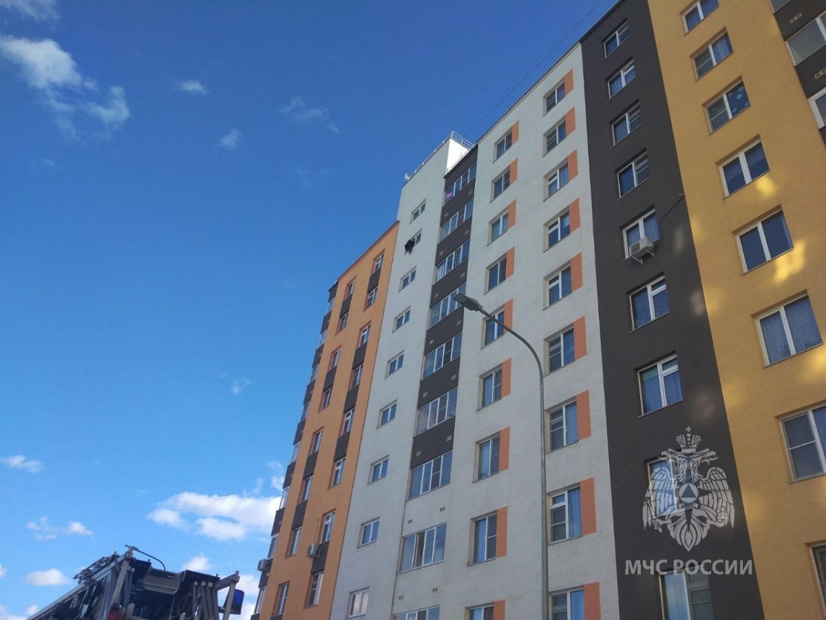 Мужчина пытался прыгнуть с 9 этажа в Нижнем Новгороде из-за проблем с документами - фото 1