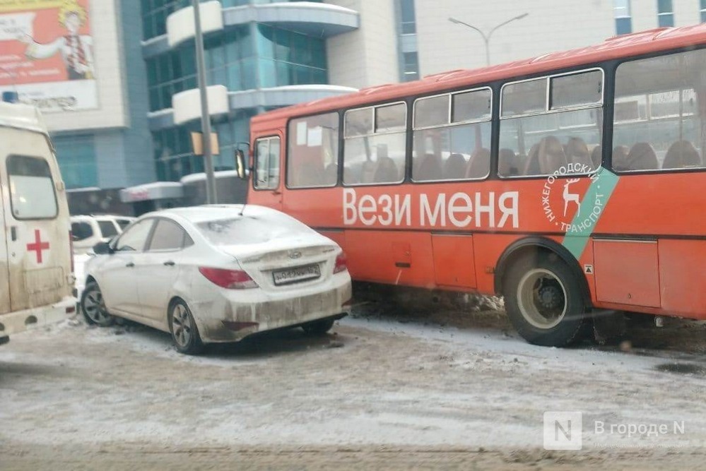 Один человек пострадал в аварии с автобусом на улице Касьянова - фото 1