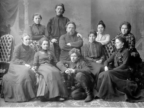 Горький А.М. среди организаторов елки для детей бедноты 4 января 1904 года / гос.каталог От XIX века до советских времен: как раньше отмечали Новый год в Нижнем Новгороде — фото - фото 7