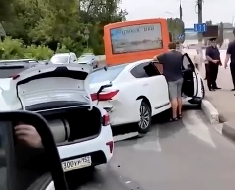 Такси столкнулось с двумя авто и маршруткой в Нижегородском районе - фото 1
